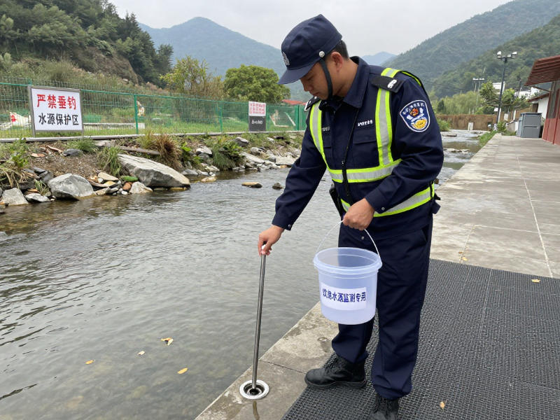 生態環境應急執法人員正在水源地取水樣
